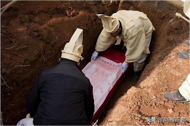 农村传统葬俗，大年初一要祭祀亲人旁边的新坟，下葬还要高声呼龙