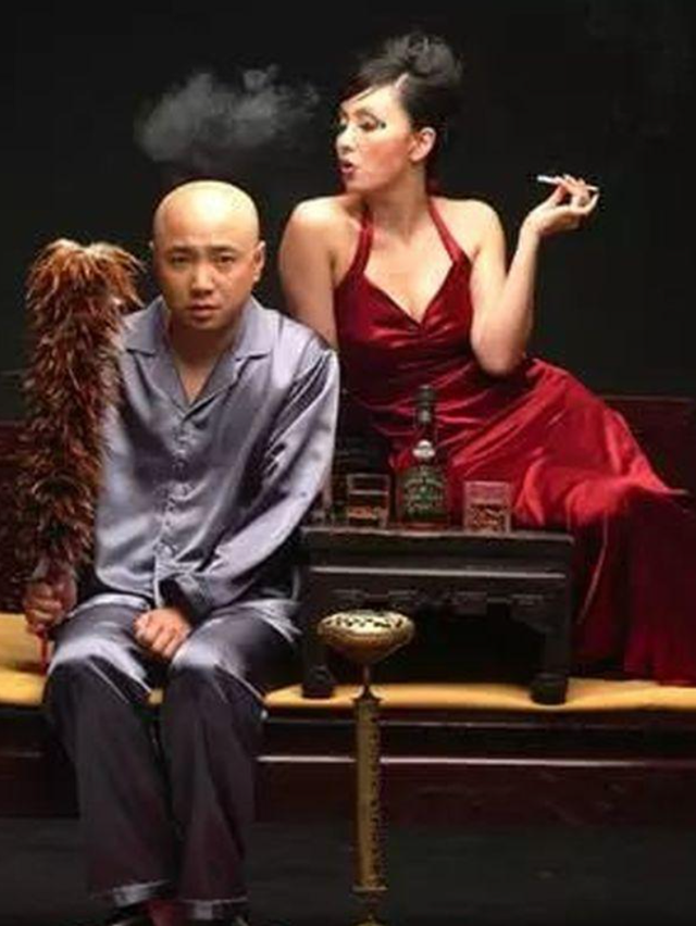 44岁陈龙庆与章龄之结婚十周年，晒出婚纱旧照，夫妻俩造型很奇葩