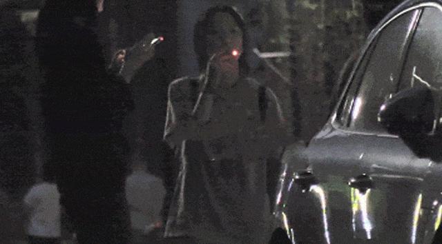 王菲24岁女儿被拍路边抽烟！喷云吐雾像老烟枪，拿烟动作酷似母亲